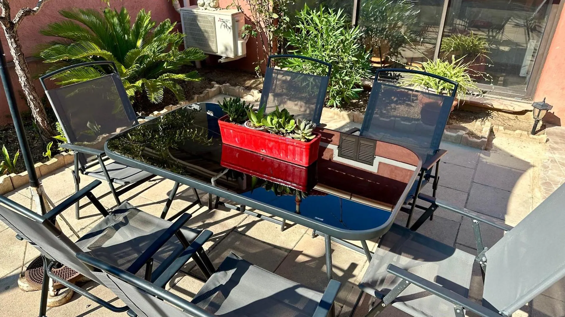 Casa Terra Rossa Le Confort Creatif Au Coeur De Marseille 0*,  France